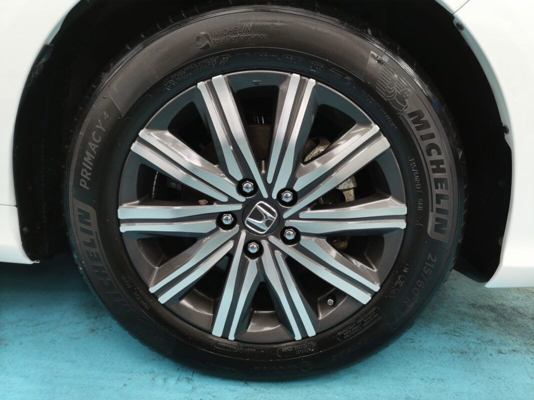 After: the same rear of the Honda Odyssey, resprayed to a clean white gloss.
