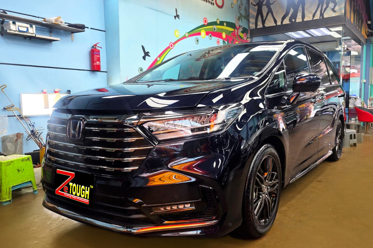 Honda Odyssey, glossy after its ZeTough Titanium coating.
