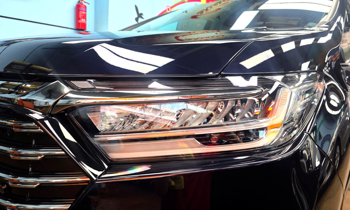 Glossy bodywork of the Honda Odyssey after coating.