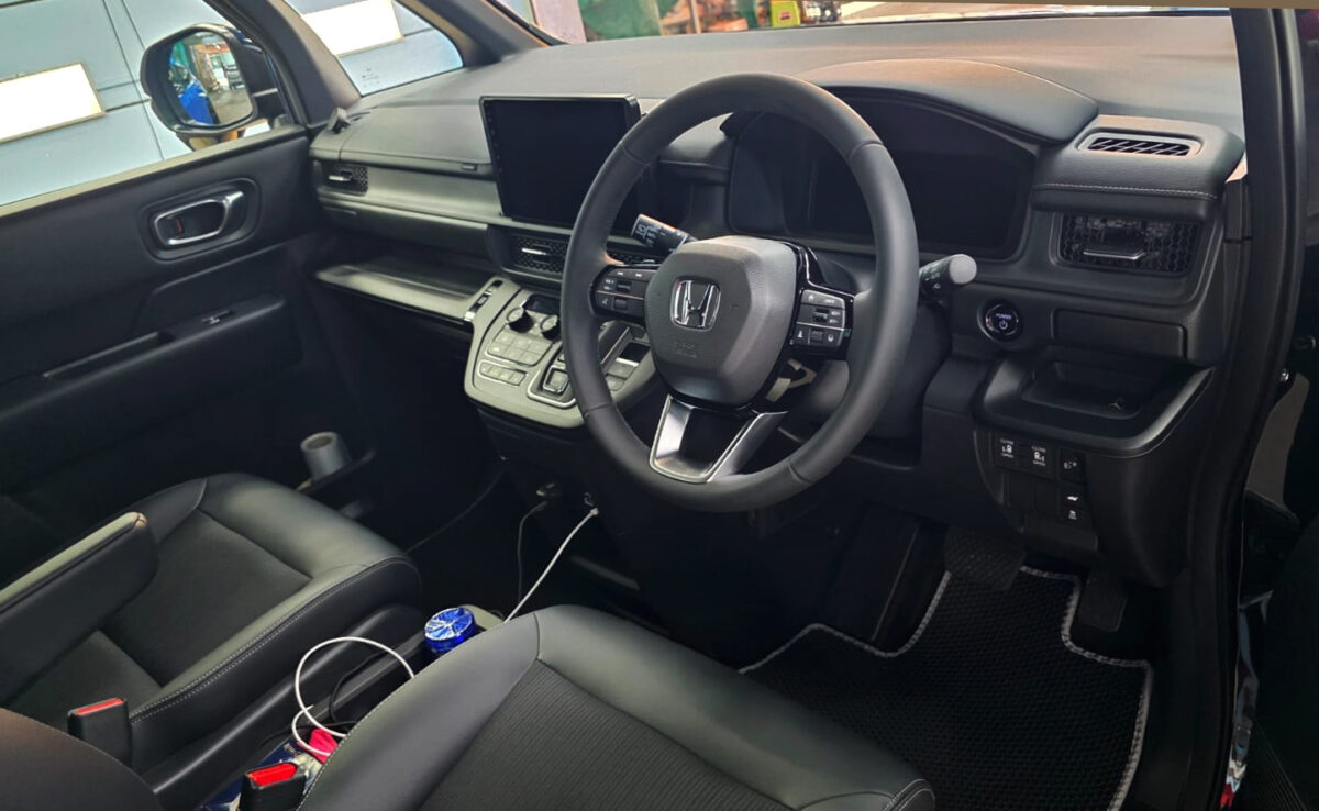 Front three-quarter view of the Honda Stepwagon after coating.