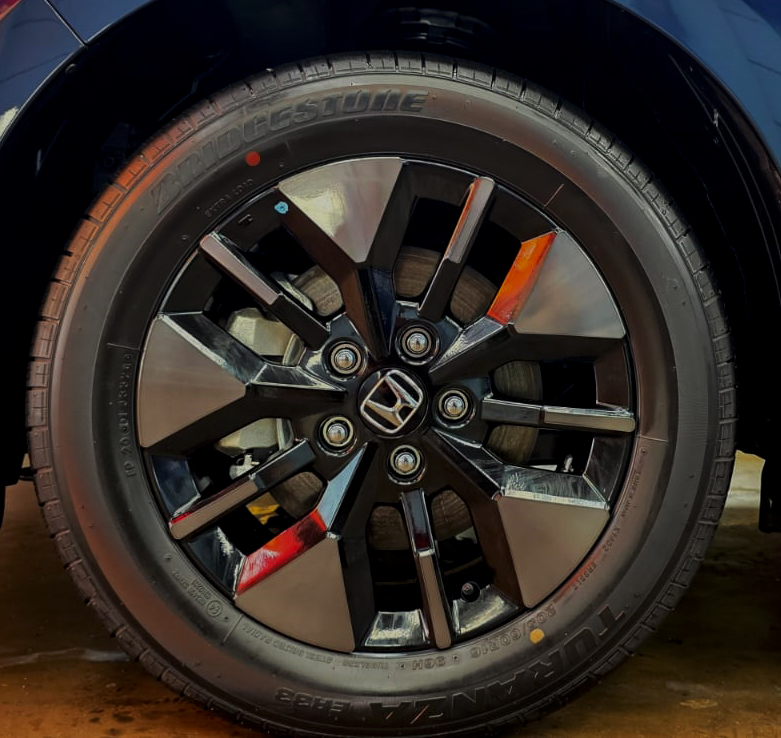 Detail of the Honda Stepwagon's panel edge after the coating.