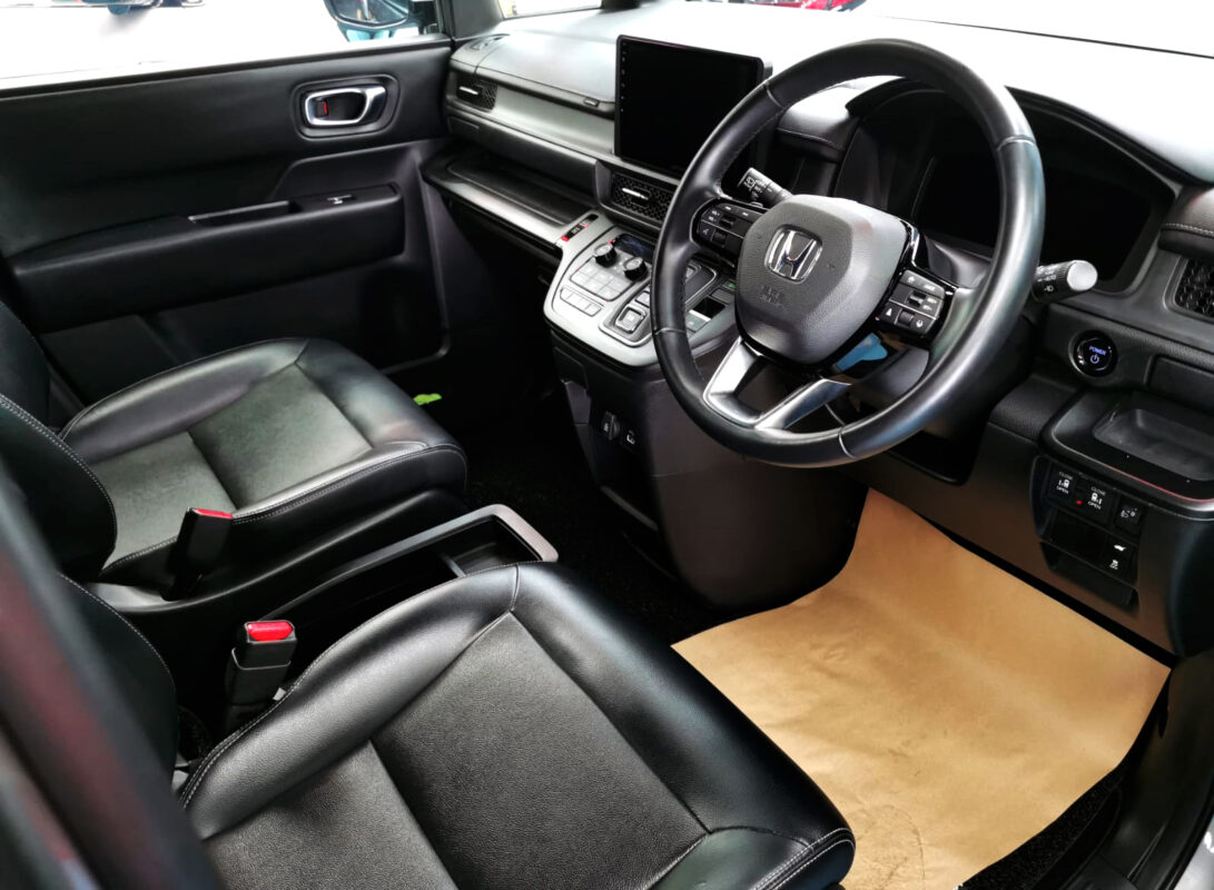 Front three-quarter view of the Honda Stepwagon Spada after coating.