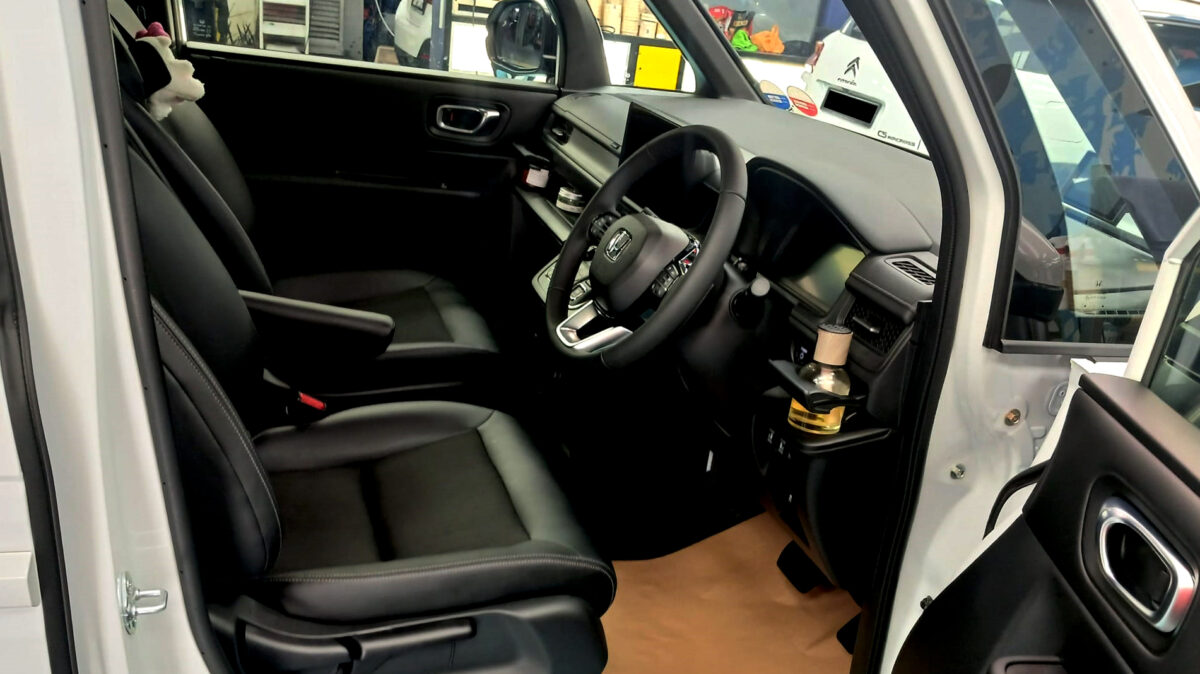 Front three-quarter view of the Honda Stepwagon after coating.