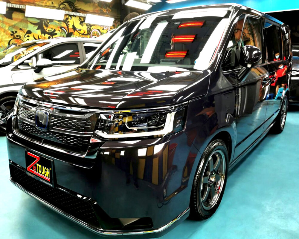 Honda Stepwagon, glossy after its ZeTough Titanium coating.