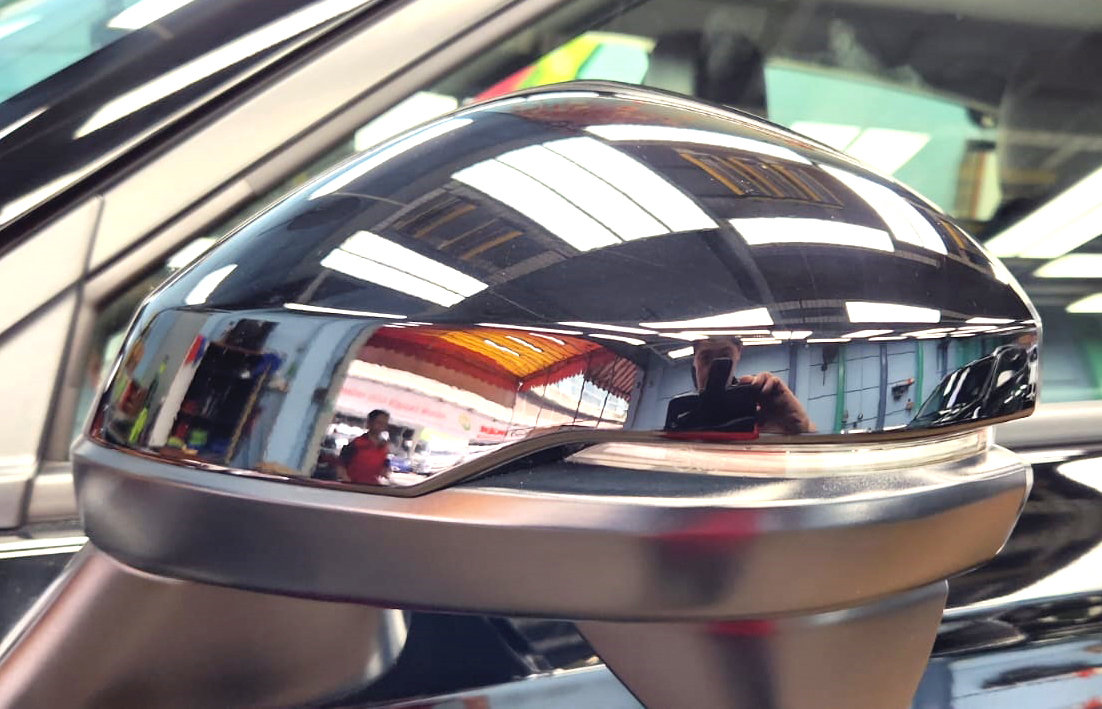 Side panel of the Honda Vezel with the titanium finish locked in.