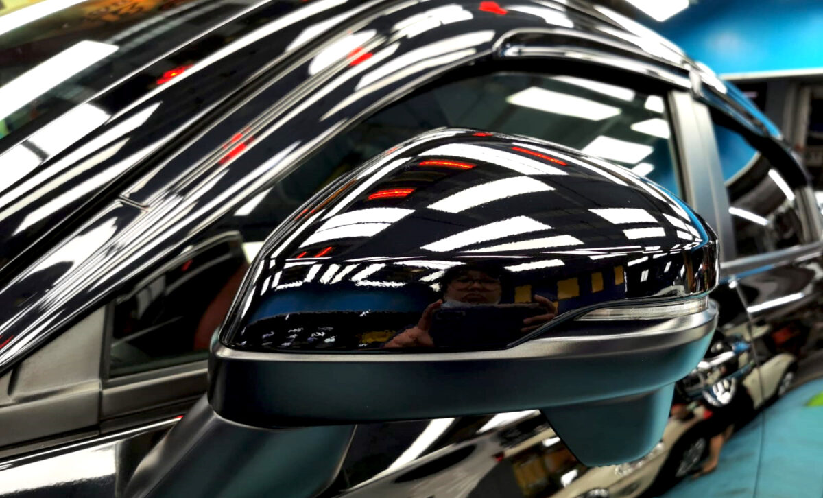 Side panel of the Honda Vezel with the titanium finish locked in.