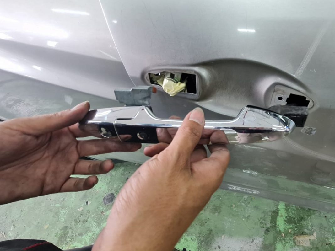 Parts being dismantled from the Vezel in preparation for spraying.