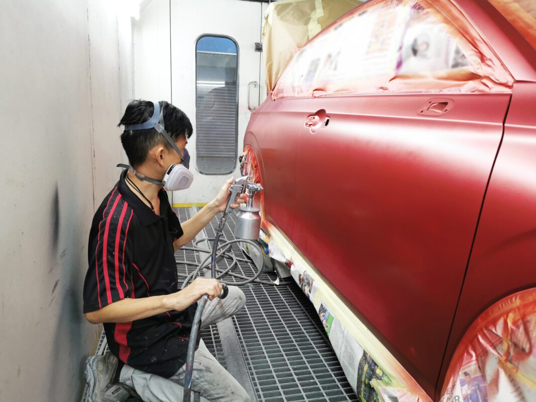 Machine-polishing the Honda Vezel after painting to bring up the gloss.