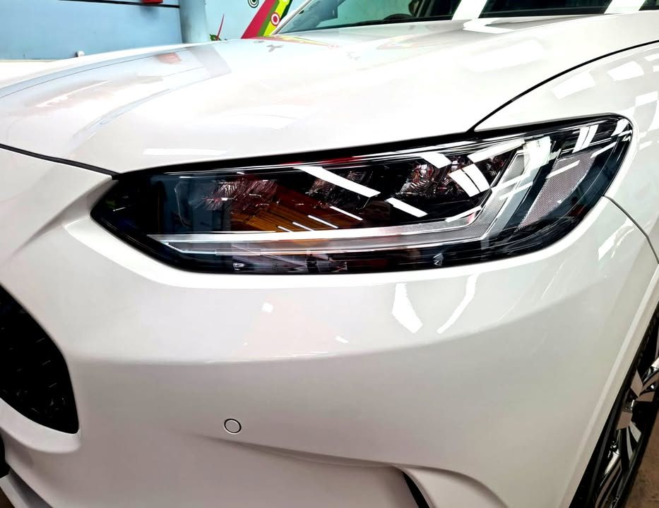 Close-up of the Honda ZR-V headlamp and white front wing.