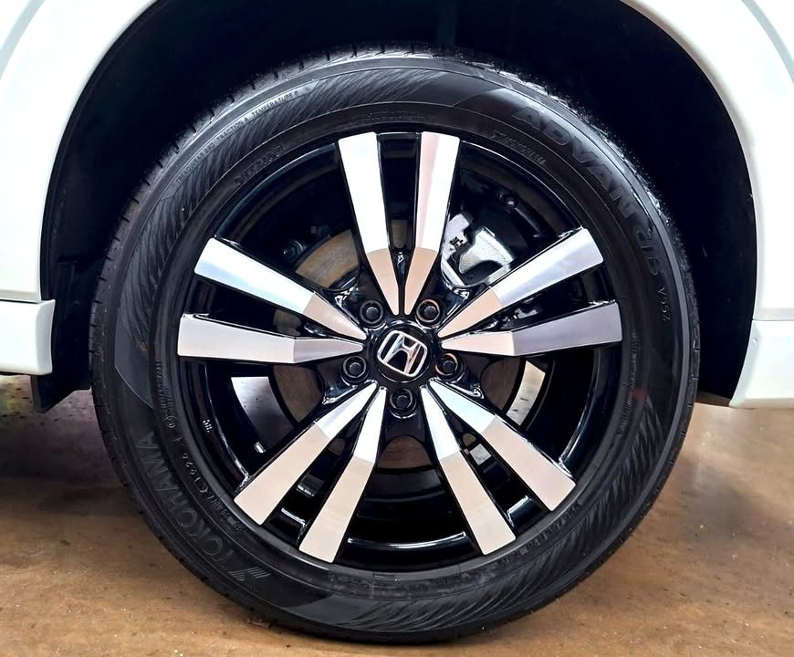Two-tone alloy wheel on the white Honda ZR-V.