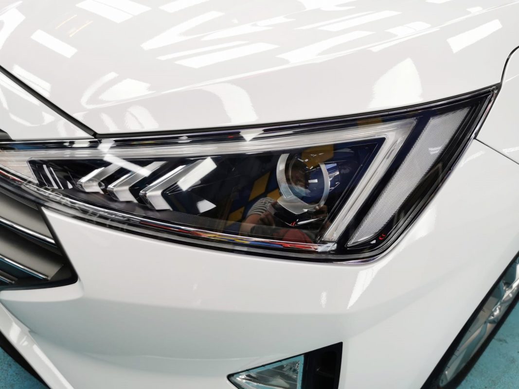 The Avante's coated paintwork showing clean reflections.