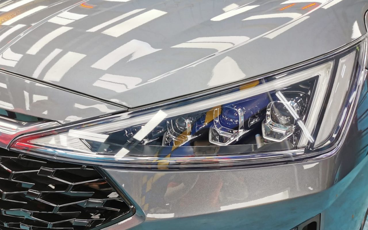 The Avante's coated paintwork showing clean reflections.