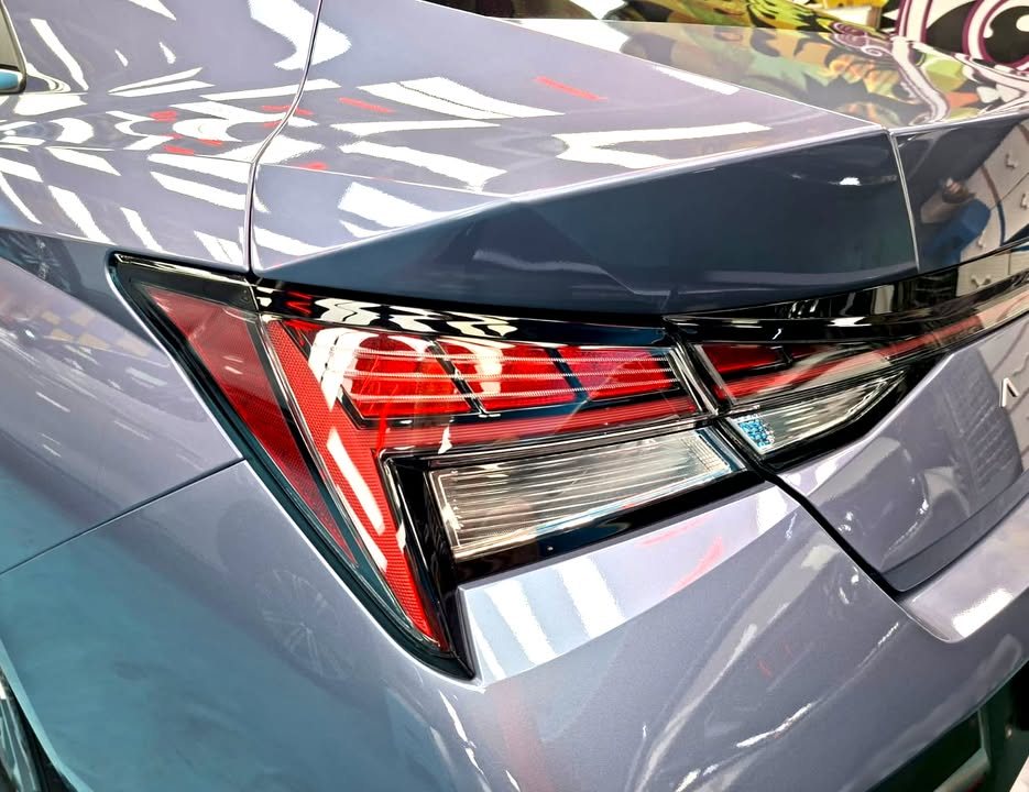Close-up of the Avante tail light on the blue grey rear wing.