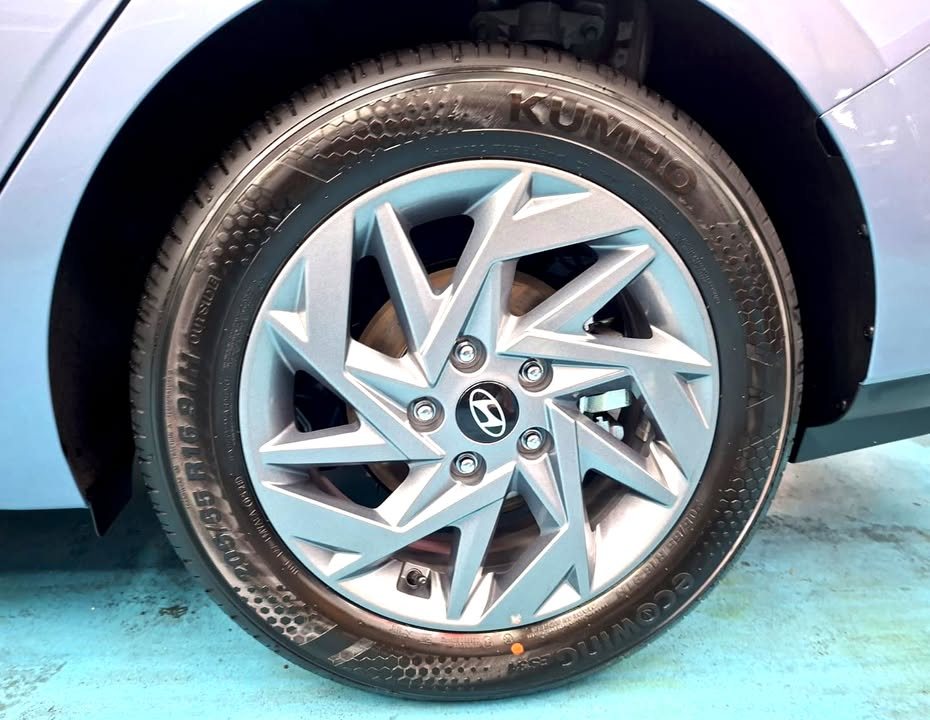 Grey alloy wheel on the Hyundai Avante.