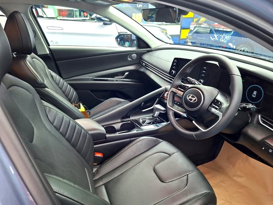 Avante cabin with black seats, steering wheel and dashboard after cleaning.