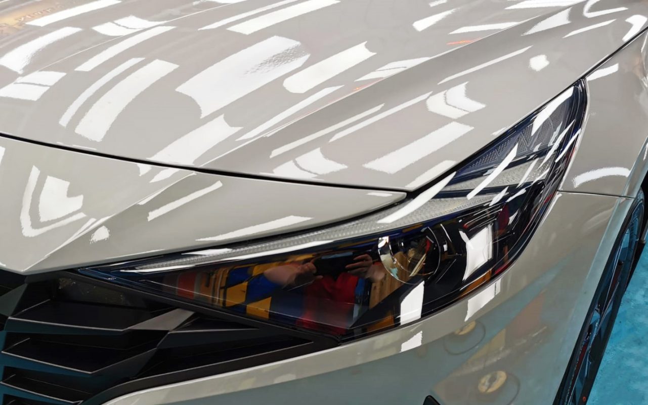 The CN7 Avante's coated paintwork showing clean reflections.