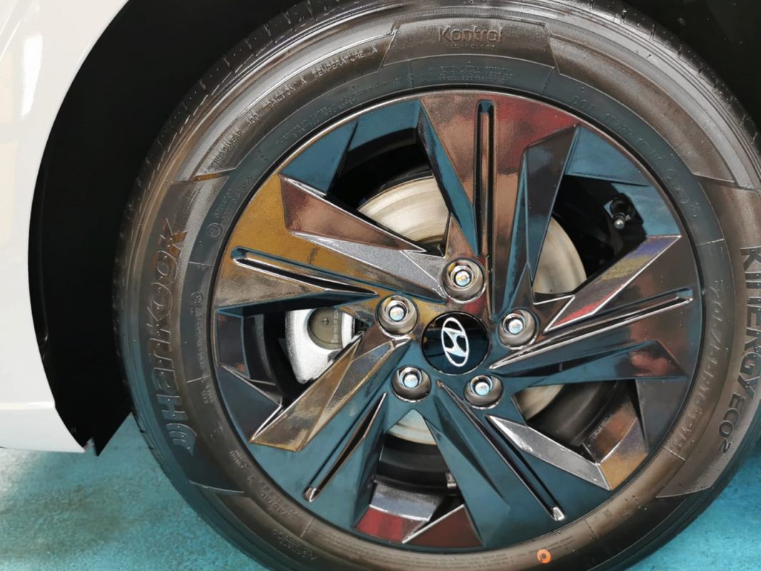 Wheel and arch detail on the Hyundai CN7 Avante after coating.