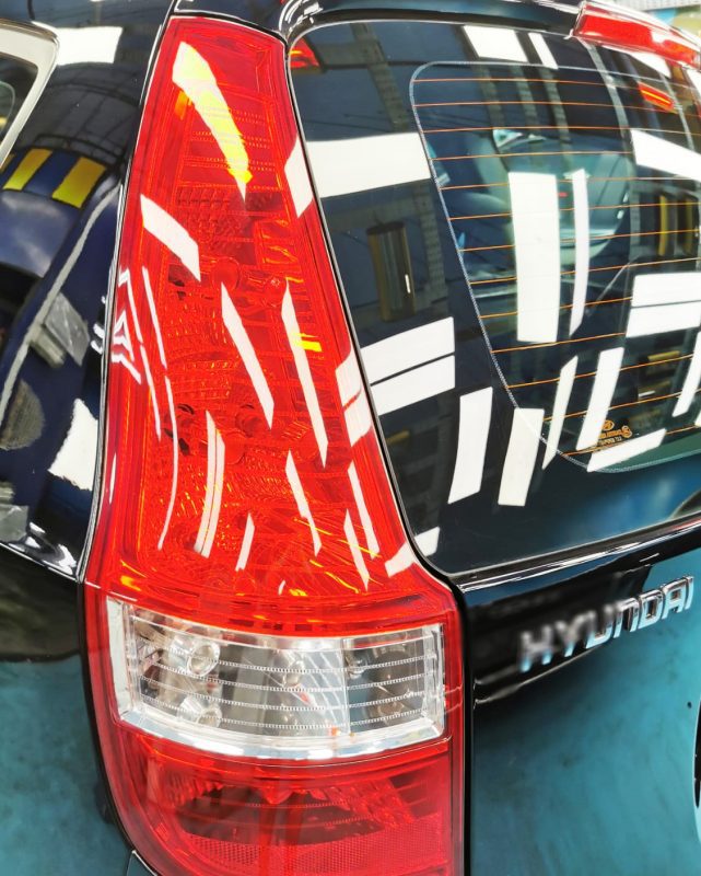 The coated bonnet of the Hyundai FD i30 under workshop lighting.