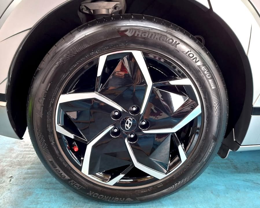 Two-tone alloy wheel with Hyundai centre cap and Hankook tyre.