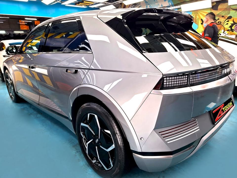 Rear three-quarter view of the silver Hyundai Ioniq 5.