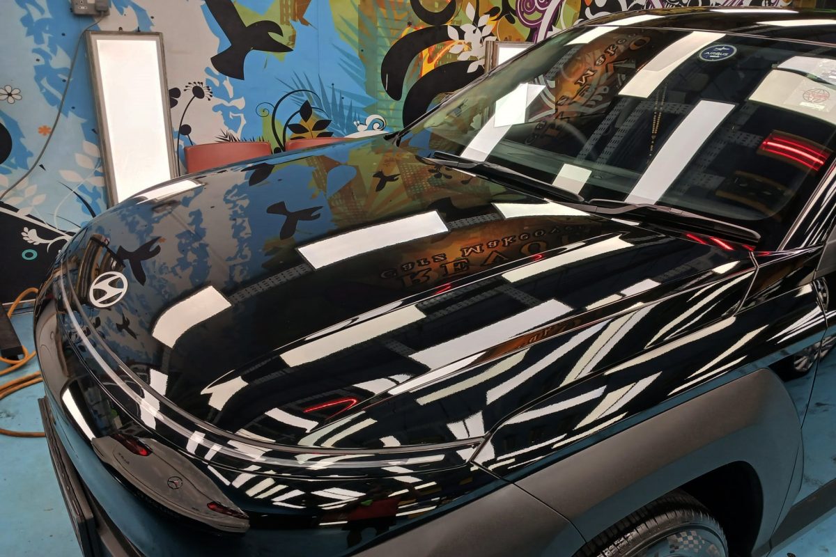 The Hyundai Kona from a side angle after the ceramic coating.