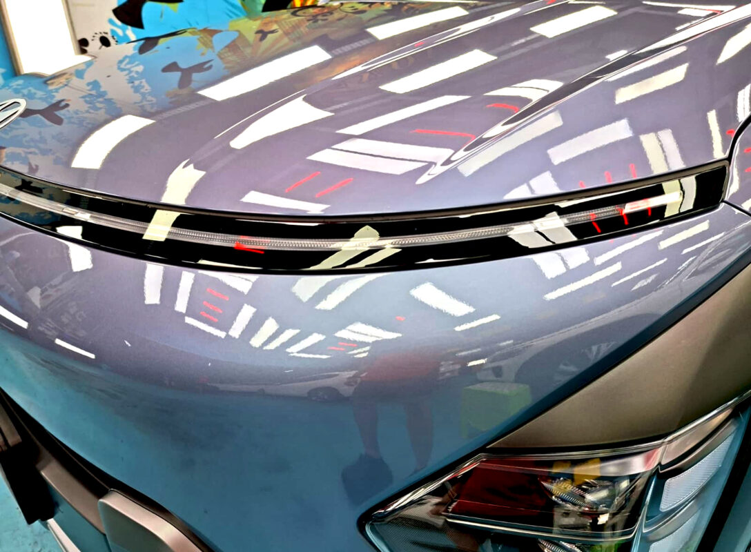 Glossy bodywork of the Hyundai Kona after coating.