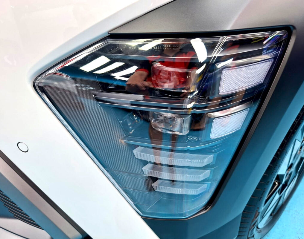 Glossy bodywork of the Hyundai Kona after coating.