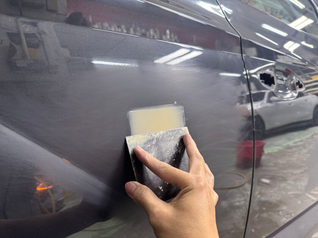 Bodywork inspection on the Hyundai Tucson, checking panels for dents and chips.