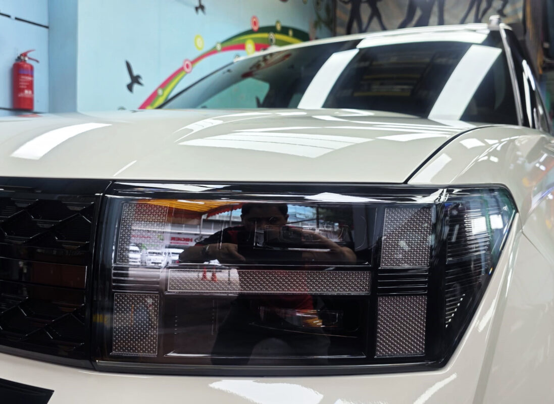 Glossy bodywork of the Hyundai Santa Fe after coating.