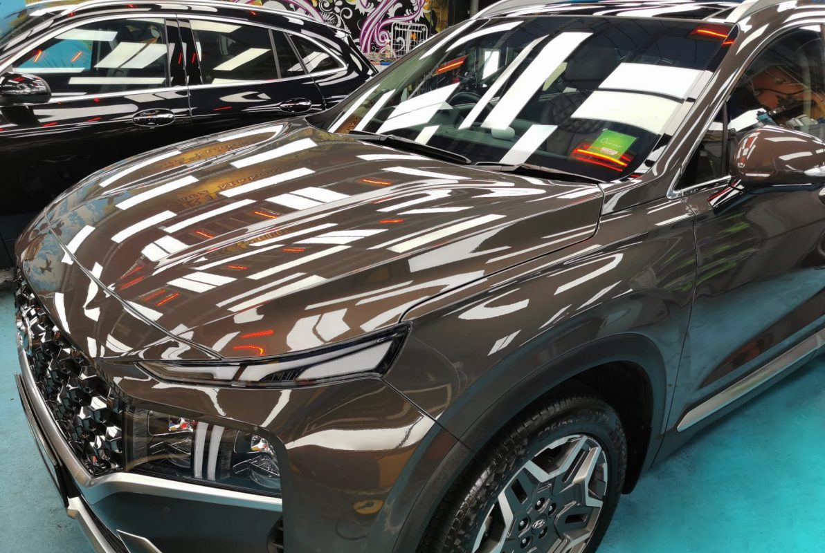 The Hyundai TM Santa Fe from a side angle after the ceramic coating.