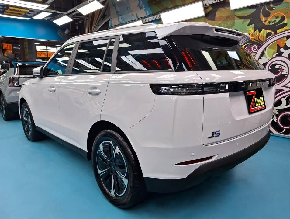Rear three-quarter view of the white Jaecoo J5 with its J5 badge.