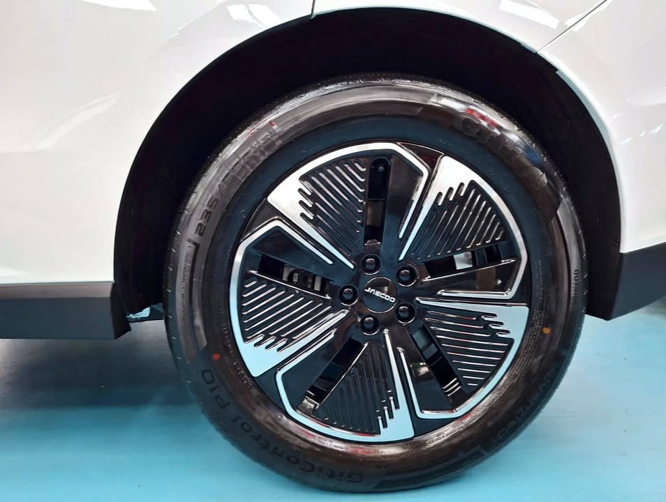 Two-tone alloy wheel on the white Jaecoo J5.