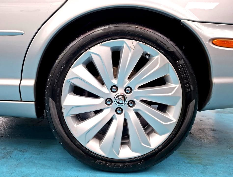 Silver multi-spoke alloy wheel on the Jaguar XJ8.
