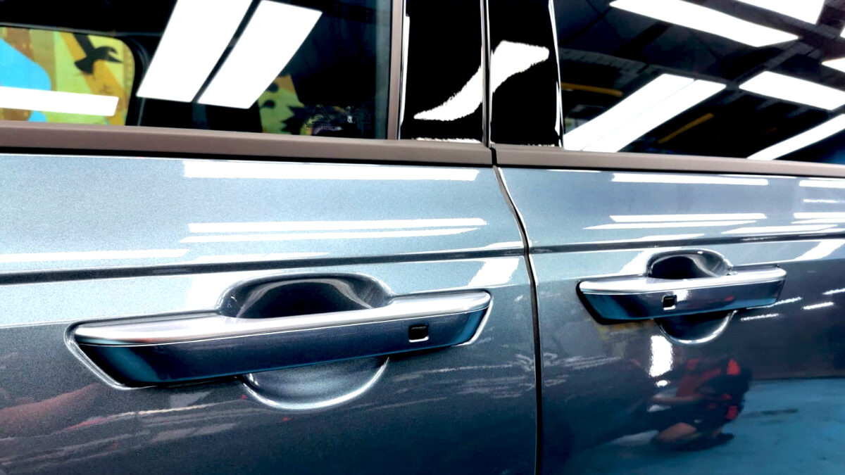 Front three-quarter view of the Kia Carnival after coating.