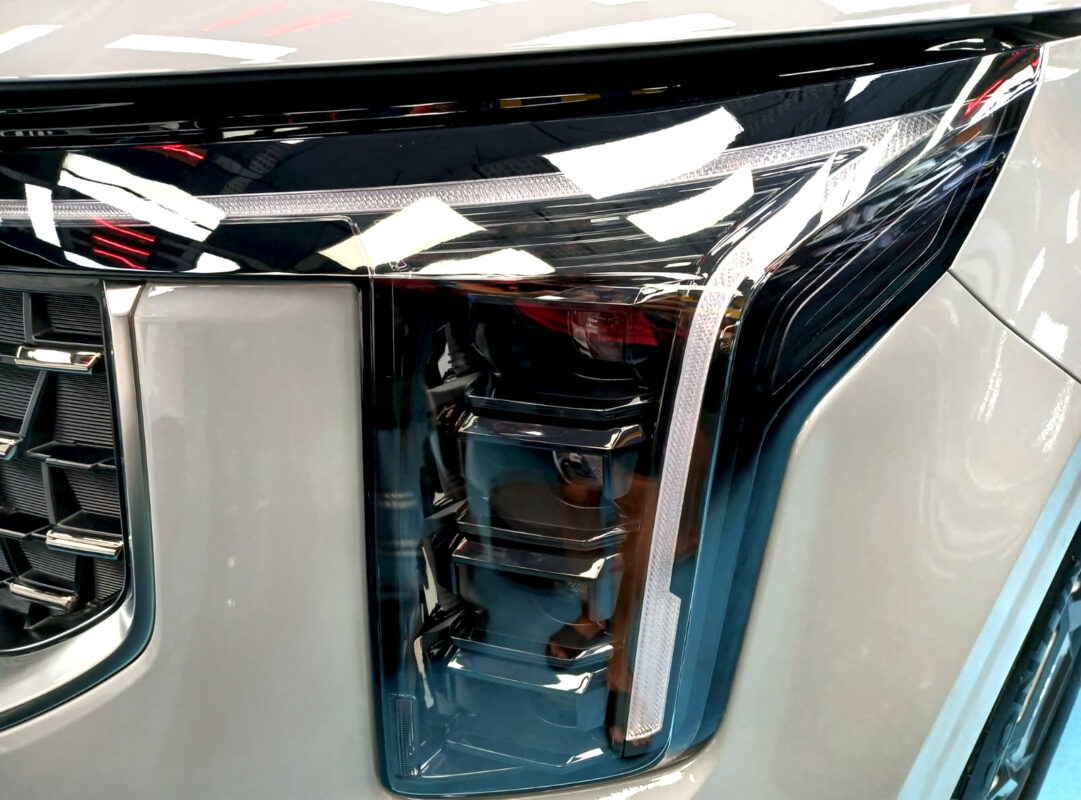 Glossy bodywork of the Kia Carnival after coating.