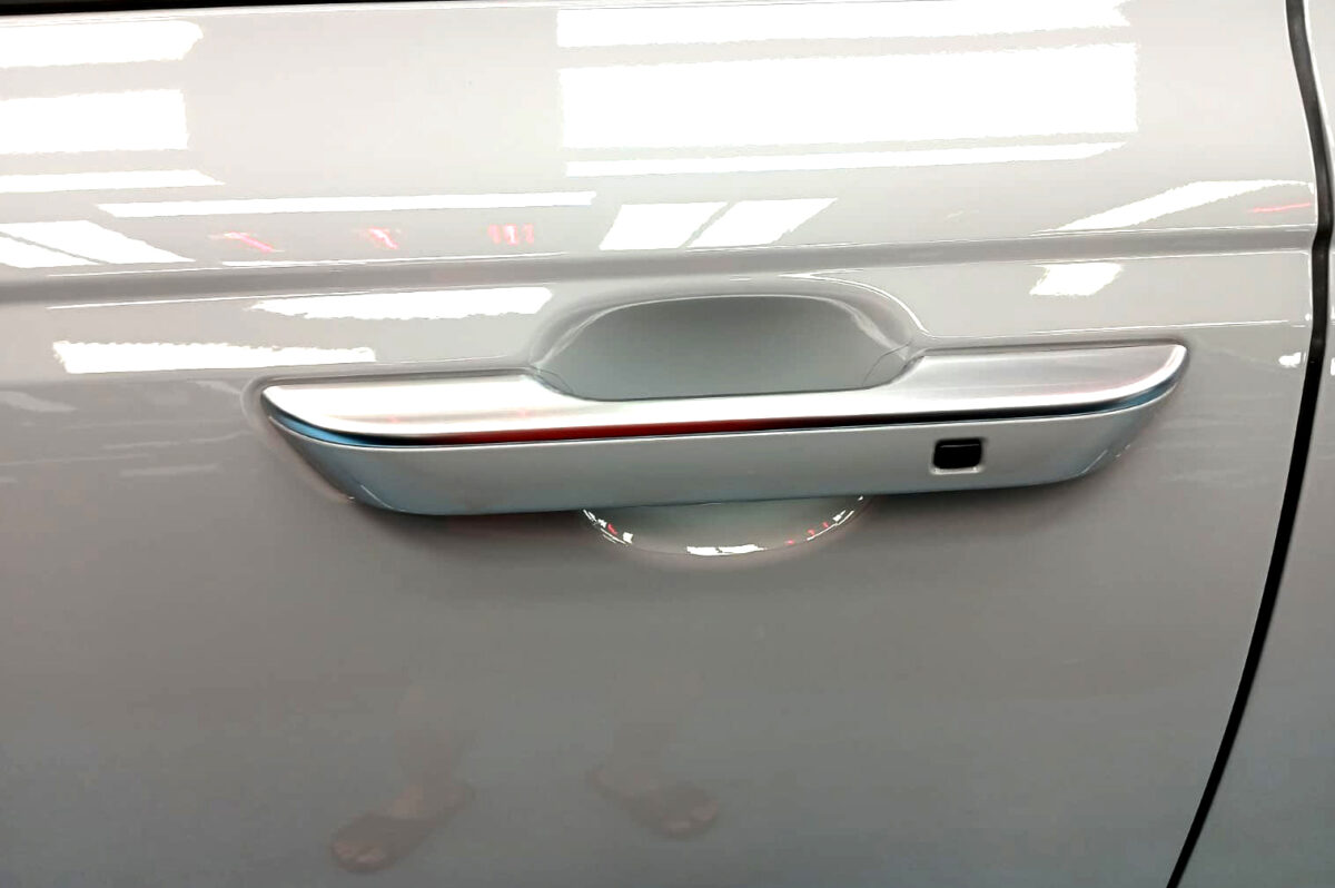 The coated paintwork of the Kia Carnival, clean and glossy.