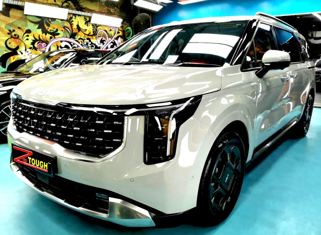 Kia Carnival, glossy after its ZeTough Ceramic coating.