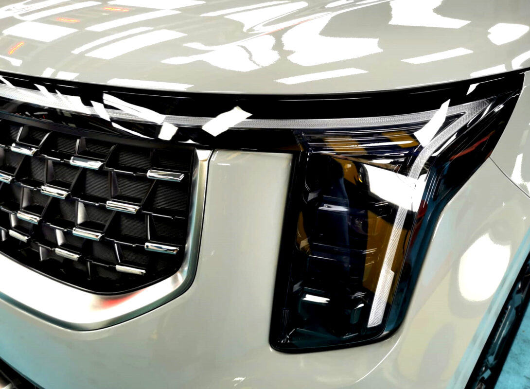 Glossy bodywork of the Kia Carnival after coating.