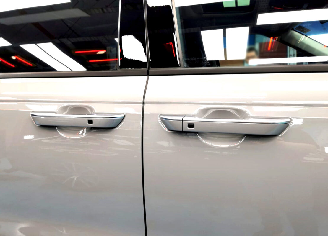 The coated paintwork of the Kia Carnival, clean and sharp.