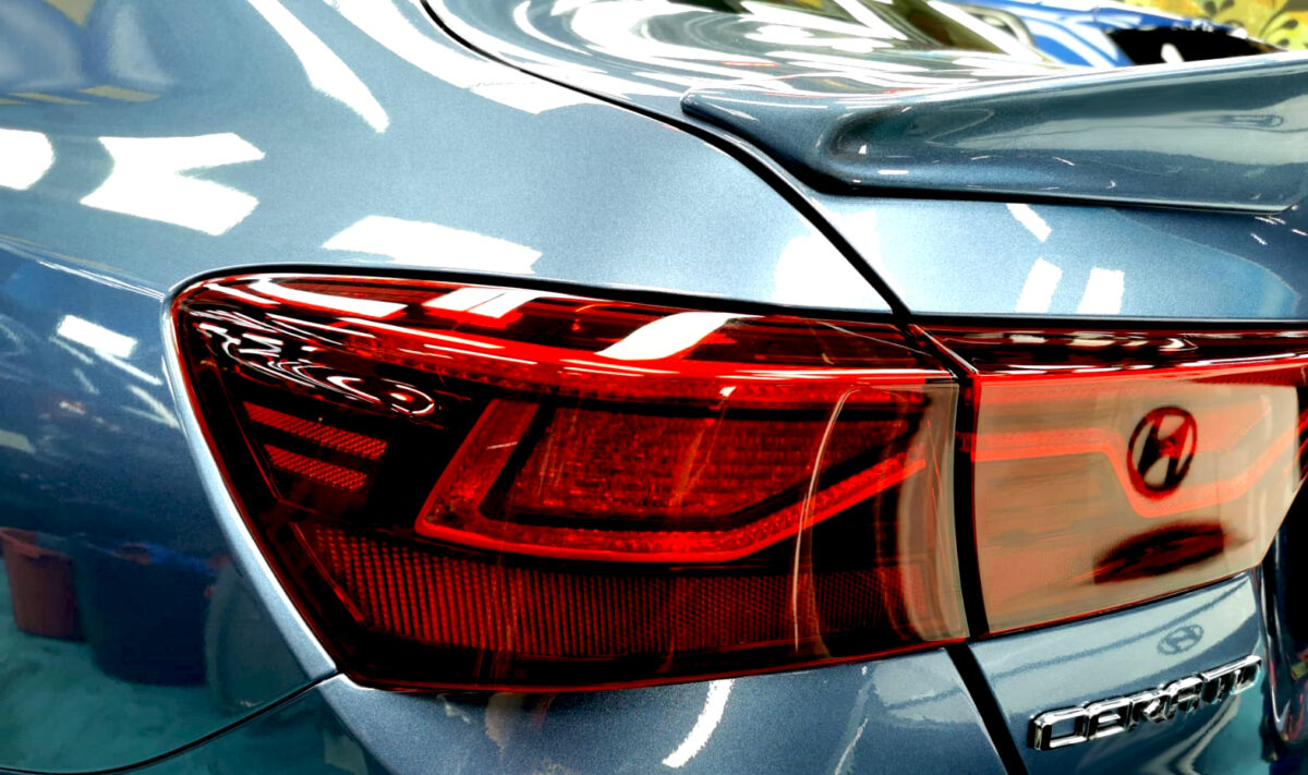 Coated bonnet of the Cerato under workshop lighting.