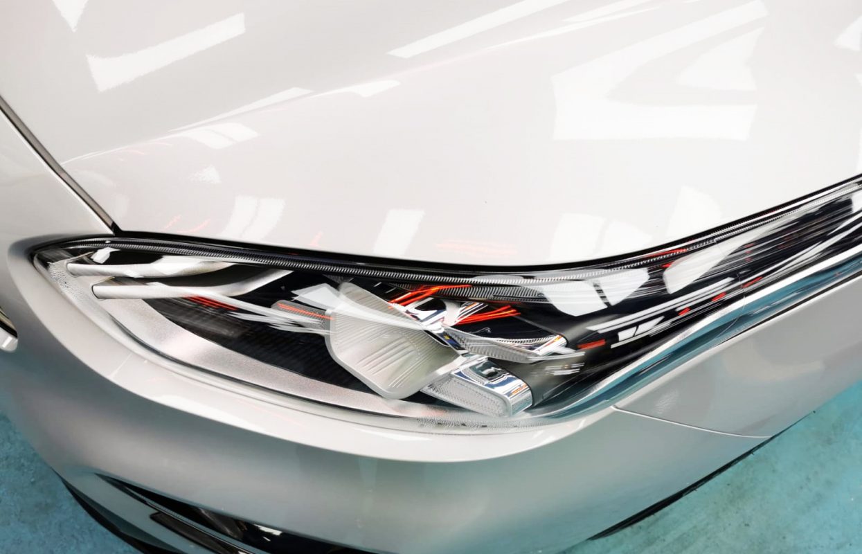 The Cerato's coated paintwork showing clean reflections.