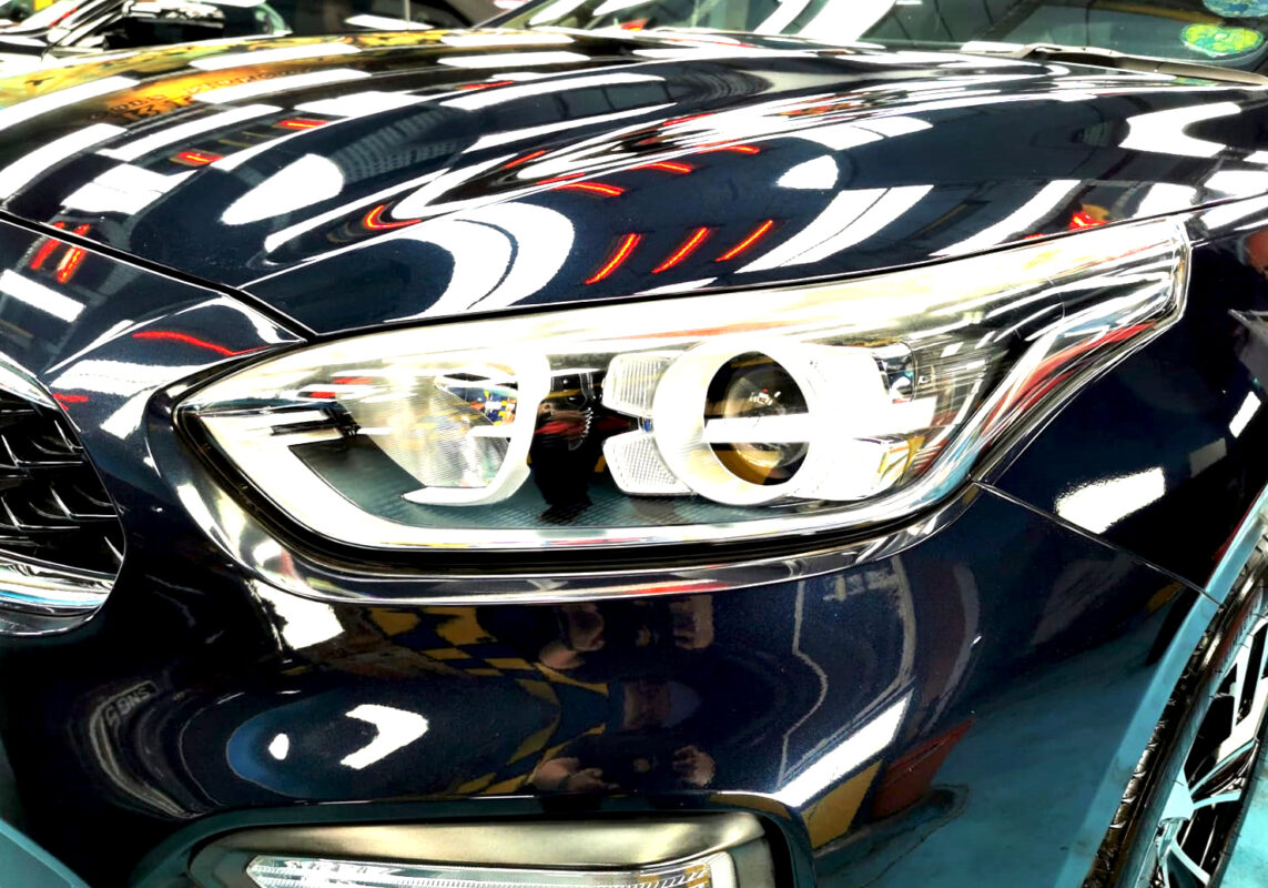 Glossy bodywork of the Kia Cerato after coating.