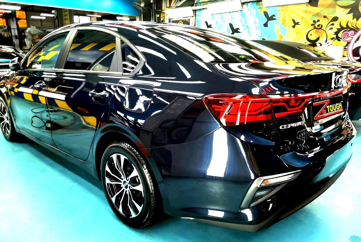 The coated paintwork of the Kia Cerato, clean and sharp.