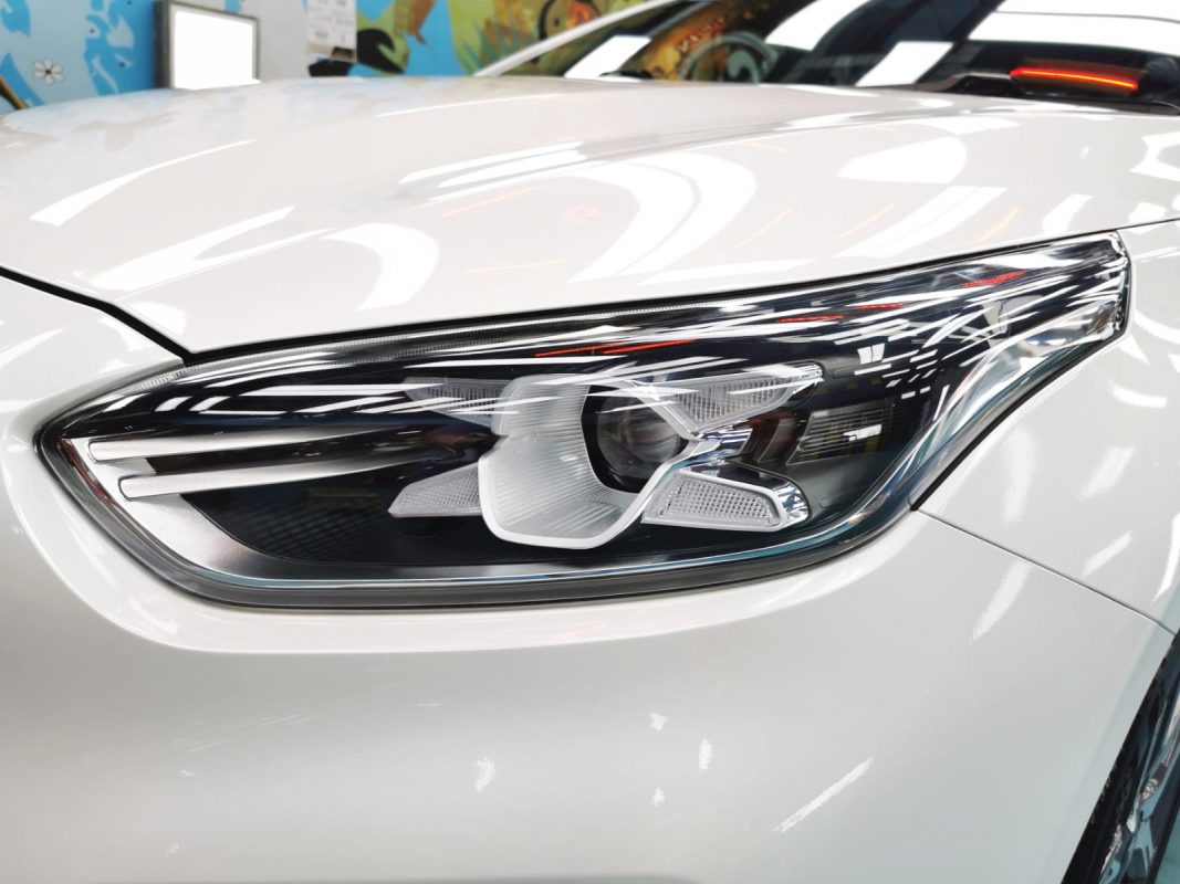 The Cerato's coated paintwork showing clean reflections.
