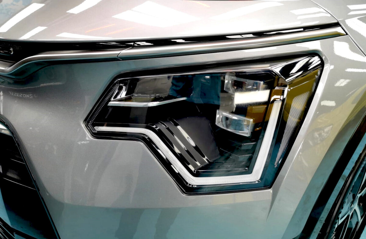 The Niro's coated paintwork showing clean reflections.