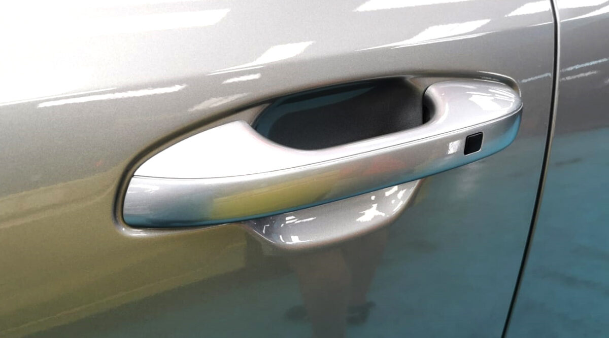 Front three-quarter view of the Kia Niro after coating.