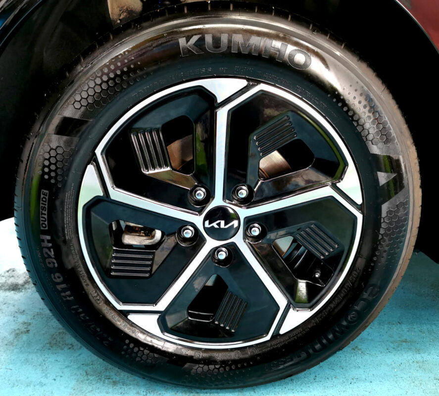 Wheel and panel edge detail on the coated Kia Niro.