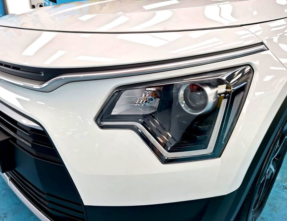 Close-up of the Niro headlamp beside the white front wing.