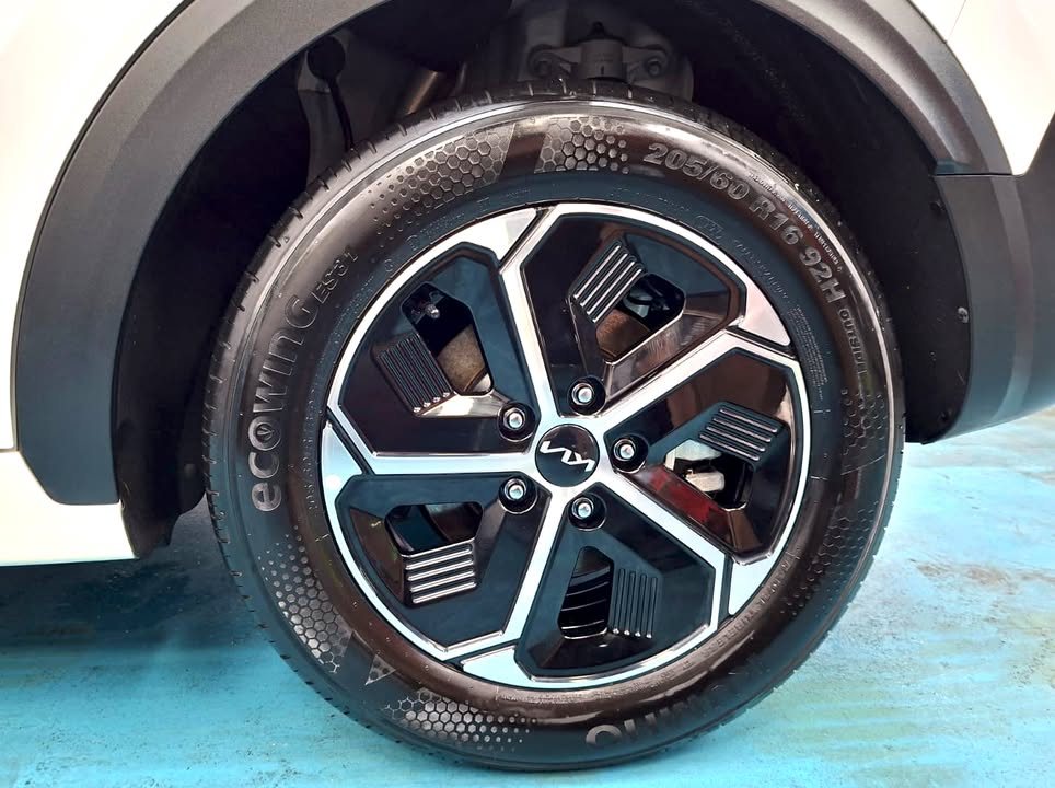 Close-up of the two-tone Kia alloy wheel.