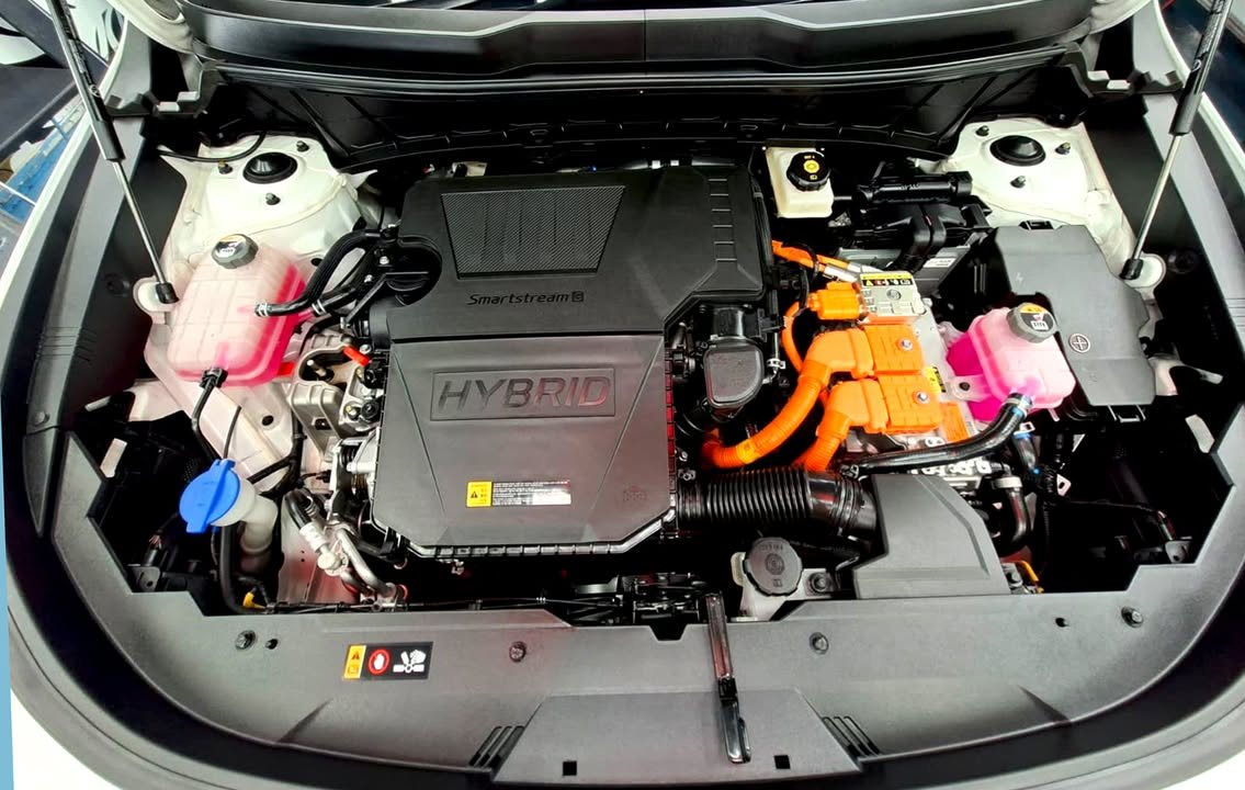 Kia Niro engine bay with the Hybrid engine cover.